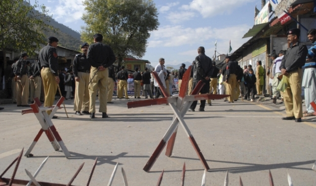 مسلحون يقتلون 14 شخصا بعد خطفهم من حافلات في باكستان