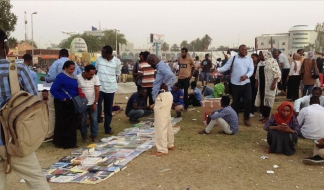 أرض مفروشة بالكتب: تحدٍ يمجد الثورة السودانية 