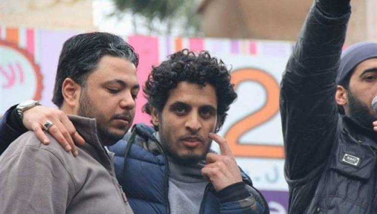 عبد الباسط الساروت( من اليمين) وخالد أبو صلاح (من اليسار) خلال إحدى التظاهرات