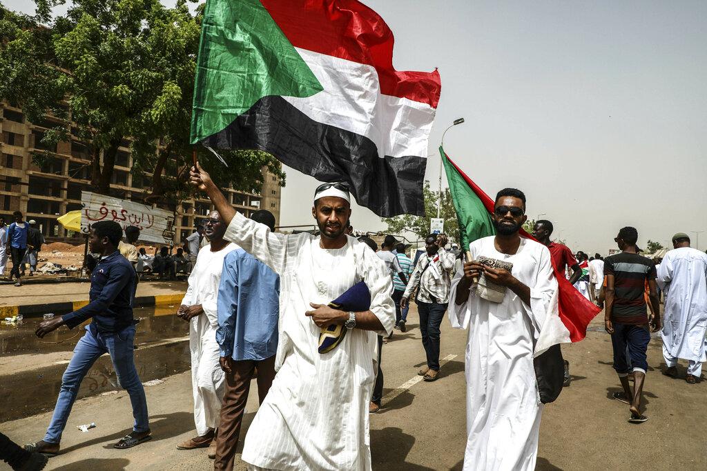 السودان: المجلس العسكري يتلقى تمويلا سعوديًا إماراتيًا ويراوغ بتسليم السلطة