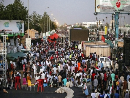 السودان: المجلس العسكري يتلقى تمويلا سعوديًا إماراتيًا ويراوغ بتسليم السلطة