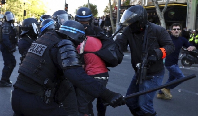 مُتظاهرو فرنسا لرجال الشرطة: 