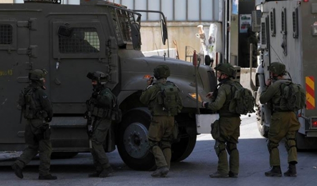 الاحتلال يعتقل 6 فلسطينيين وينصب حواجز بالخليل