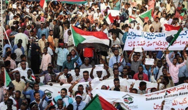 السودانيون يؤدون صلاة الجمعة في مكان الاعتصام