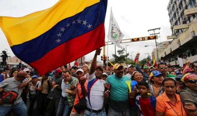 الفنزويليون يجوعون والحظر الأميركي يفقد العملة قيمتها