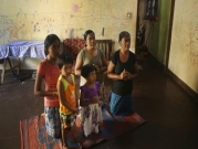 عائلة مسيحية سريلانكية تُحيي قداس الأحد في منزلها من خلال بث تلفزيوني عقِب هجمات الفصح