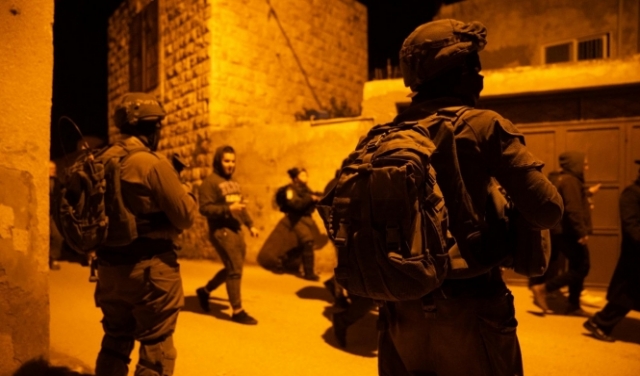 اعتقال 14 فلسطينيا بالضفة