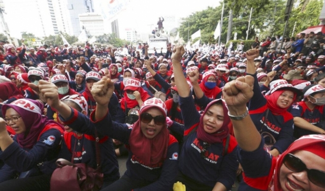 عاملات تتظاهرن في إندونيسيا 