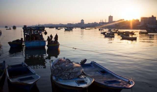 الاحتلال يعتقل صيادين ويصيب ثالثا ببحر غزة