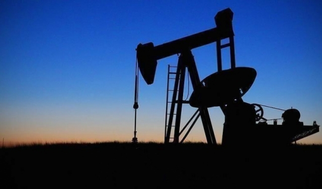  ارتفاع المخزونات الأميركية يخفّض أسعار النفط 