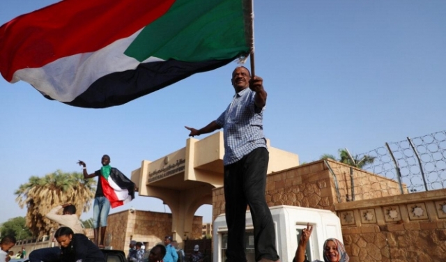 السودانيون يصلّون الجمعة في ساحات الاعتصام أمام قيادة الجيش