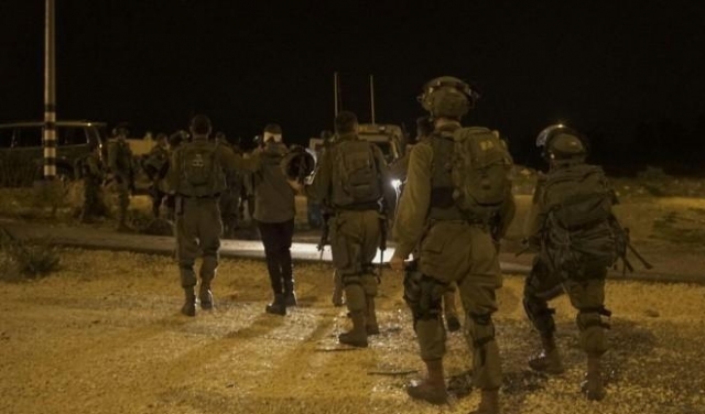 اعتقال 14 فلسطينيا بالضفة وضبط وسائل قتالية بالخليل