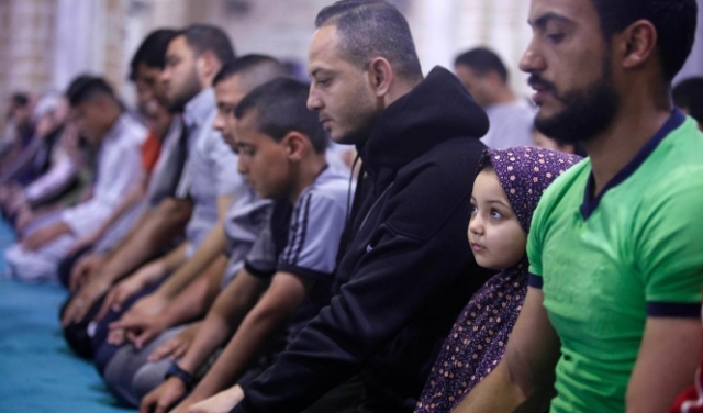 صلاة التراويح في أول أيام رمضان بغزة