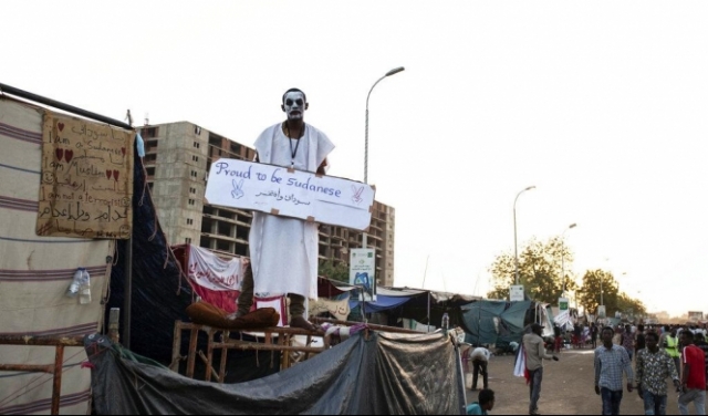 السودان: اتهام المجلس العسكري بالمماطلة ومحاولة اختطاف الثورة