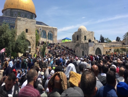 المسجد الأقصى: 180 ألفًا يؤدّون صلاة الجمعة الأولى في رمضان