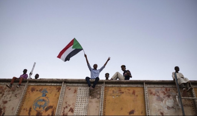 السودان: شهر على الإطاحة بالبشير ولا حكم مدنيًا بعد