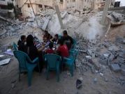 غزيون يأكلون إفطارهم الرمضاني على الأنقاض التي سببها الاحتلال
