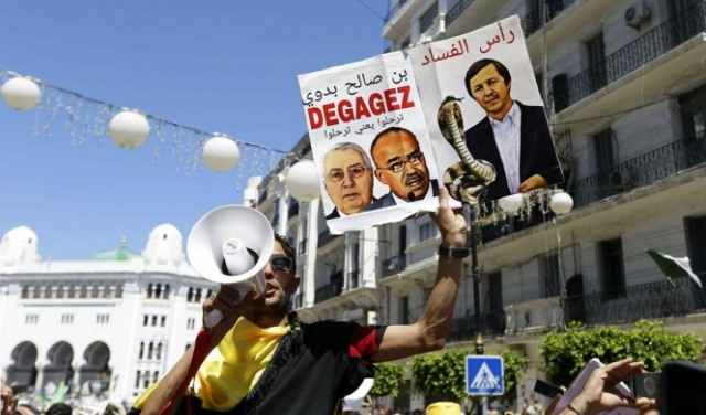 الطلاب الجزائريون يجددون رفضهم لرموز نظام بوتفليقة