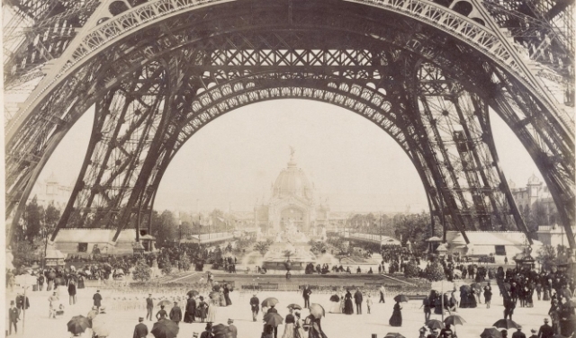 باريس تحتفل بمرور 130 عامًا على تشييد برج إيفل