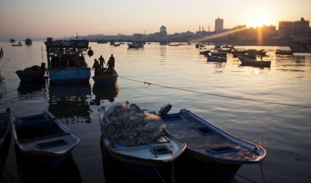 الاحتلال يقلص مساحة الصيد ببحر غزة
