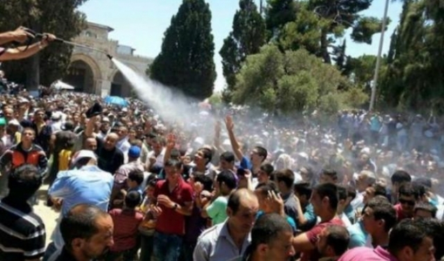 القدس: 200 ألف فلسطيني يؤدون صلاة الجمعة الثانية بالأقصى
