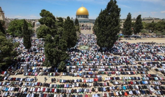 الجمعة الثانية في رمضان: 200 ألف مصلي في رحاب المسجد الأقصى 