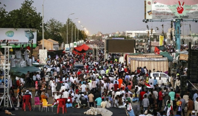 ردًا على تعليق التفاوض: السودانيون يتوافدون إلى مقر الاعتصام