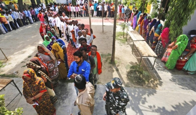 طوابير المواطنين الهنديين في الانتخابات