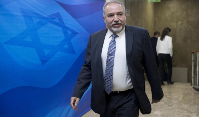 تقرير: ليبرمان يطالب بعدم تدخل نتنياهو بقراراته ضد حماس