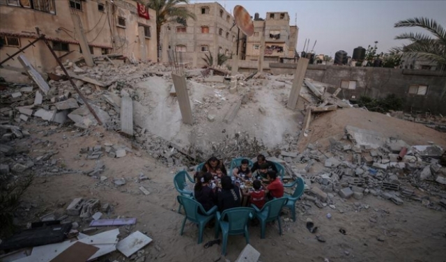 غزة.. عائلة زعرب تتناول الإفطار فوق ركام منزلها وأحلامها 