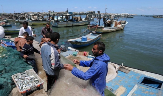 الاحتلال يقلص مساحة الصيد مجددا في بحر غزة