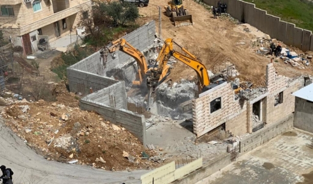 الاحتلال يهدم منزلا ويعتقل 10 فلسطينيين بالضفة