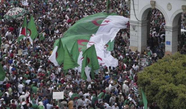 الجيش الجزائري يجدد دعواته لتعجيل الانتخابات الرئاسية
