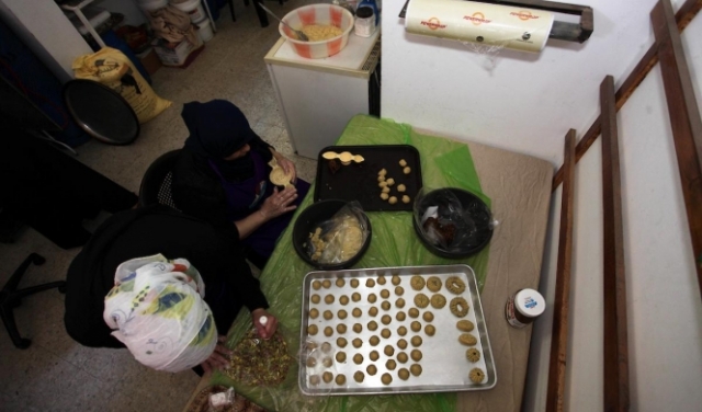 نساء غزّيّات يعددن كعك العيد