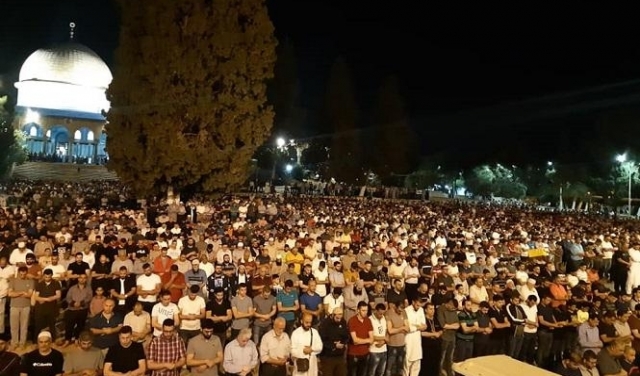جموع الفلسطينيين تزحف لأداء الجمعة اليتيمة وليلة القدر بالأقصى