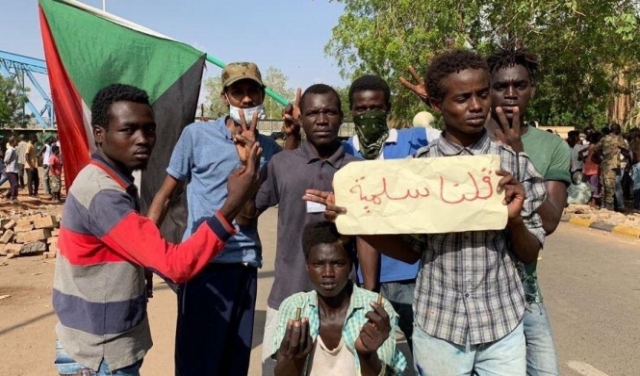 السودان: مقتل متظاهر وإصابة آخرين برصاص 