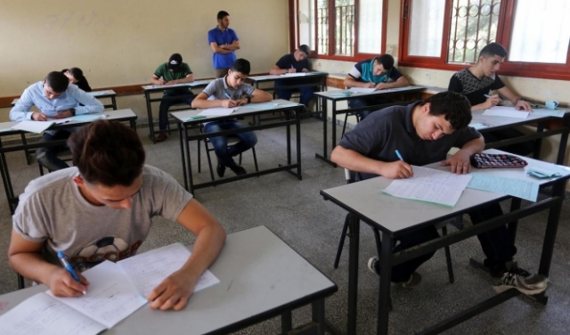 آلاف الطلاب الفلسطينيين في المرحلة الثانوية قدّموا  امتحان 