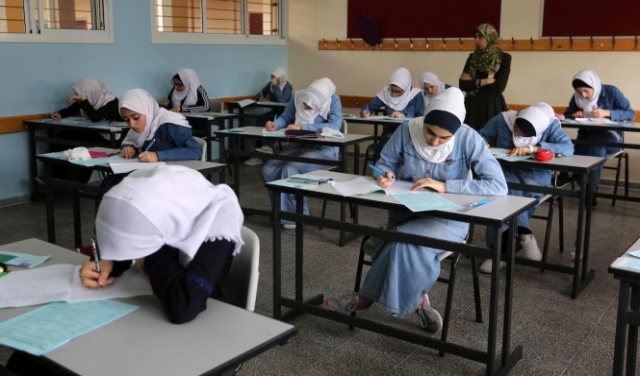 آلاف الطلاب الفلسطينيين يقدّمون امتحان الثانوية العامة 