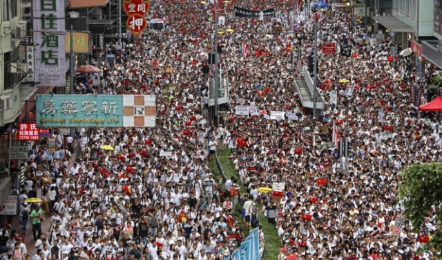 هونغ كونغ: مئات الآلاف يتظاهرون ضد قانون 