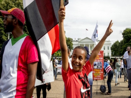 السودان: إبعاد قياديين في "حركة متمردة" وانقطاع خطوط الإنترنت