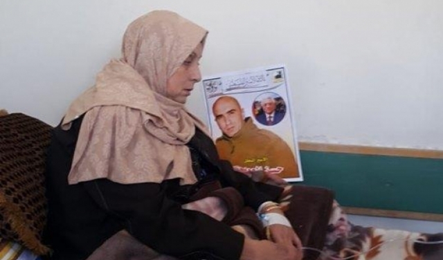 والدة الأسير العويوي تخوض إضرابا عن الطعام إسنادا لابنها