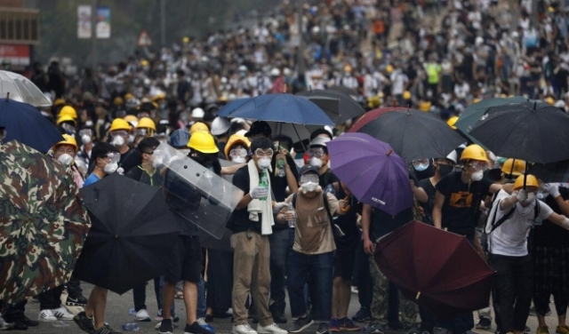 شوارع هونغ كونغ مَلأى بالمحتجين: إصابات في قمع الأمن