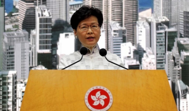 حكومة هونغ كونغ تتراجع وتعلق 