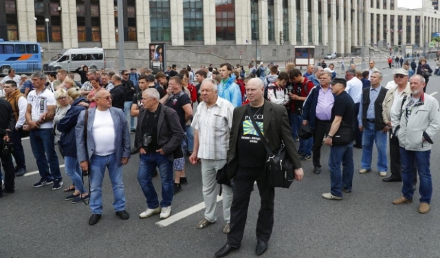 روسيا: عشرات المشاركين في مسيرة دعم للصحافيّ الاستقصائي غولونوف