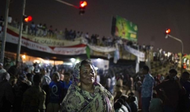 السودان: مظاهرات تطالب بسلطة مدنية ومخاوف من التفاف الجيش على الثورة