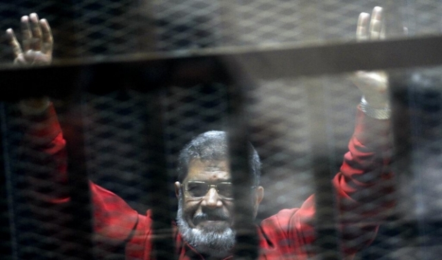 دفن مرسي فجرا بالقاهرة بحضور أفراد من عائلته فقط