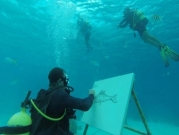 فنان كوبي يرسم لوحاته تحت الماء