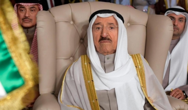 أمير الكويت بالعراق لبحث الأزمات بالخليج