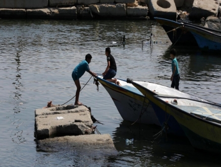 صيّادو غزّة: الاحتلال يحاصر "أبناء البحر"