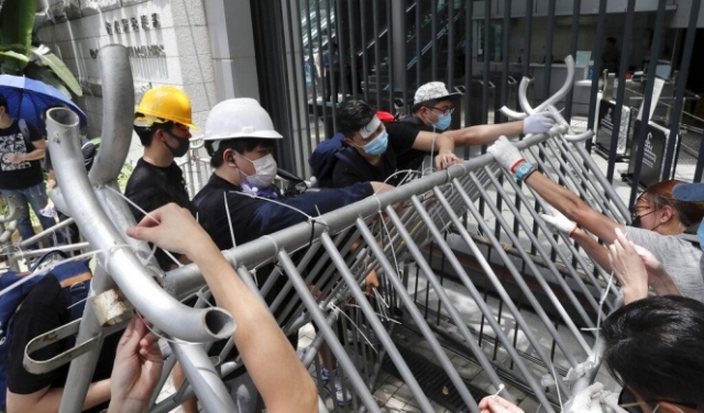 هونغ كونغ: المتظاهرون يغلقون شارعا رئيسيا قرب البرلمان